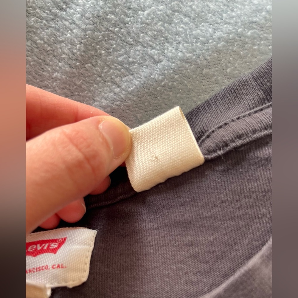 Levi's Black Tee w’ Rainbow Size XL - Picture 5 of 9